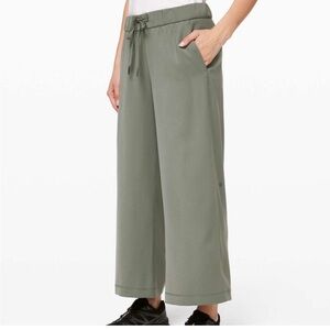 Lululemon on the fly 7/8 wide leg woven